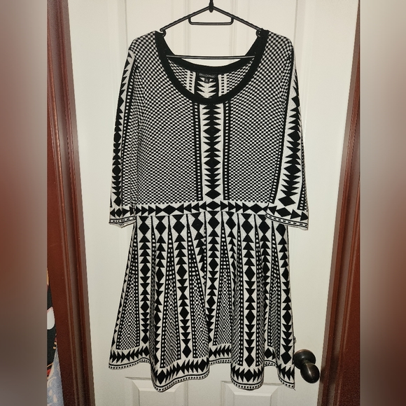 Black and White Geometric Sweater Dress NINA LEONARD - Picture 2 of 3